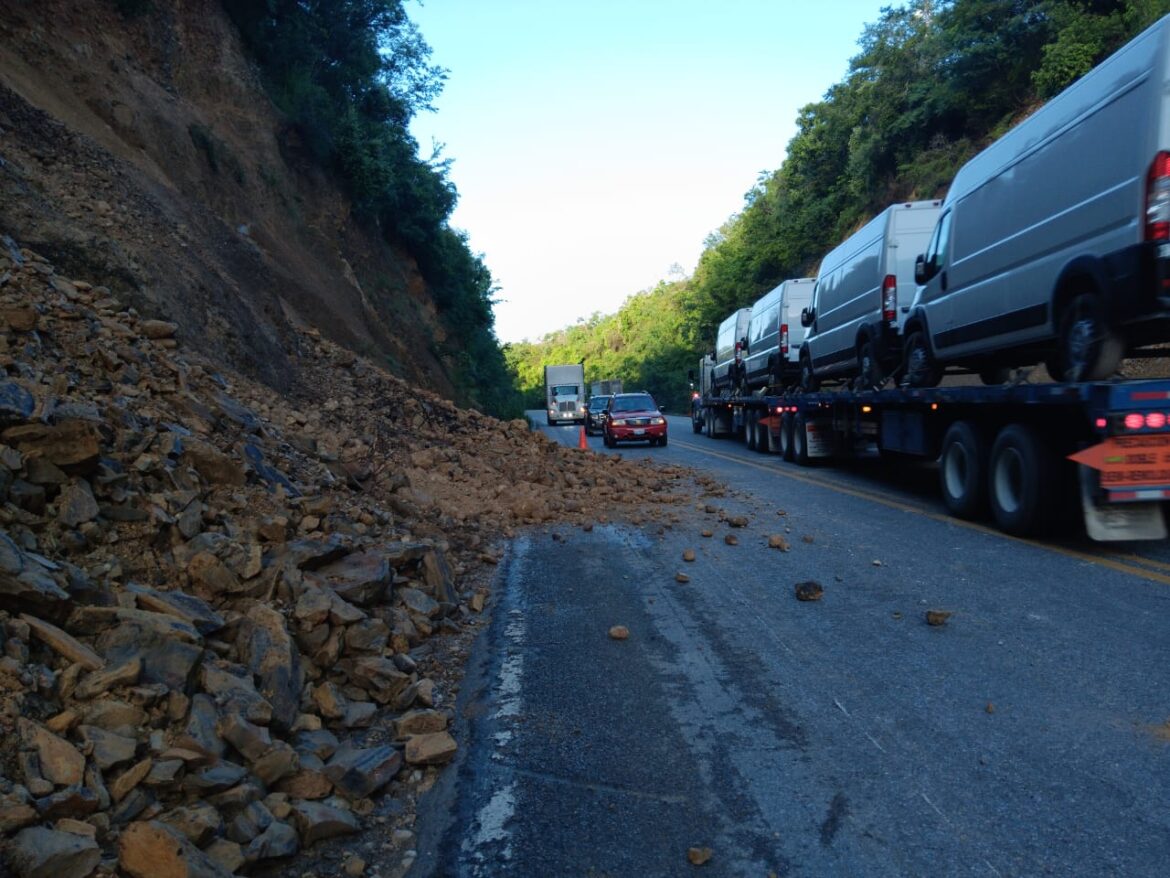 Guardia Estatal previene accidentes tras deslave de tierra y piedras