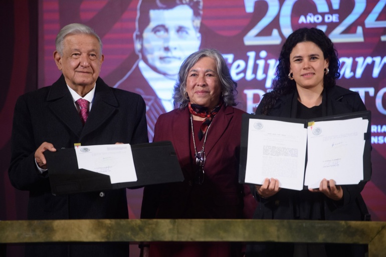 Presidente firma reformas constitucionales de Guardia Nacional y pueblos indígenas en último día de gobierno