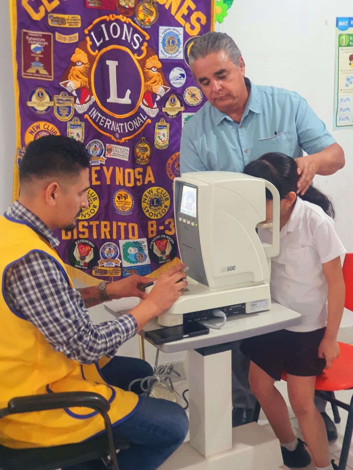 Realiza Club de Leones exámenes de la vista a estudiantes