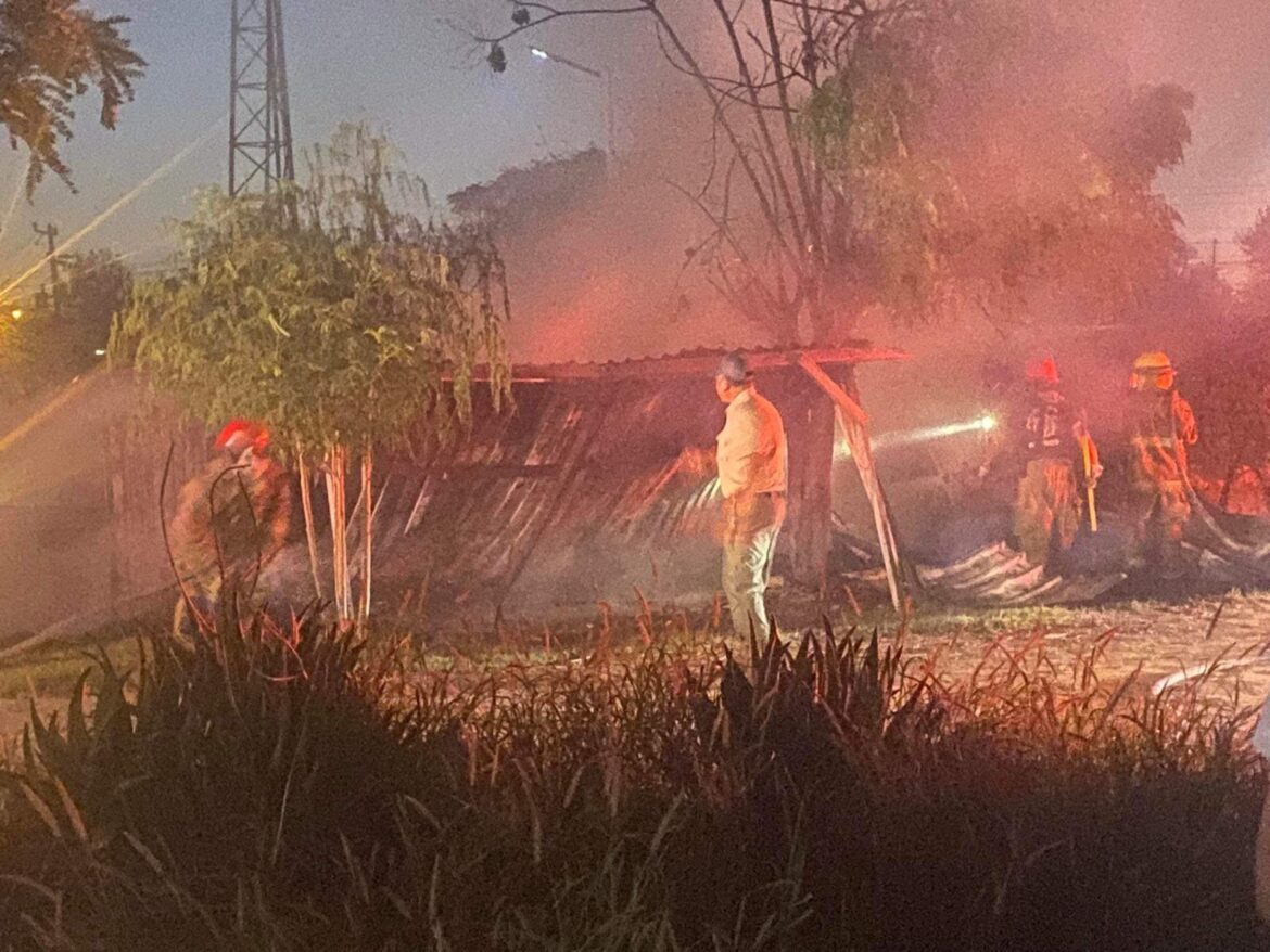 Incendio arrasa con siete locales en un tianguis en Reynosa