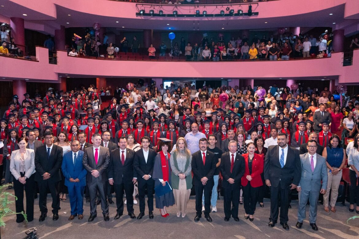 El rector Dámaso Anaya preside la graduación de 161 egresados de la UAT