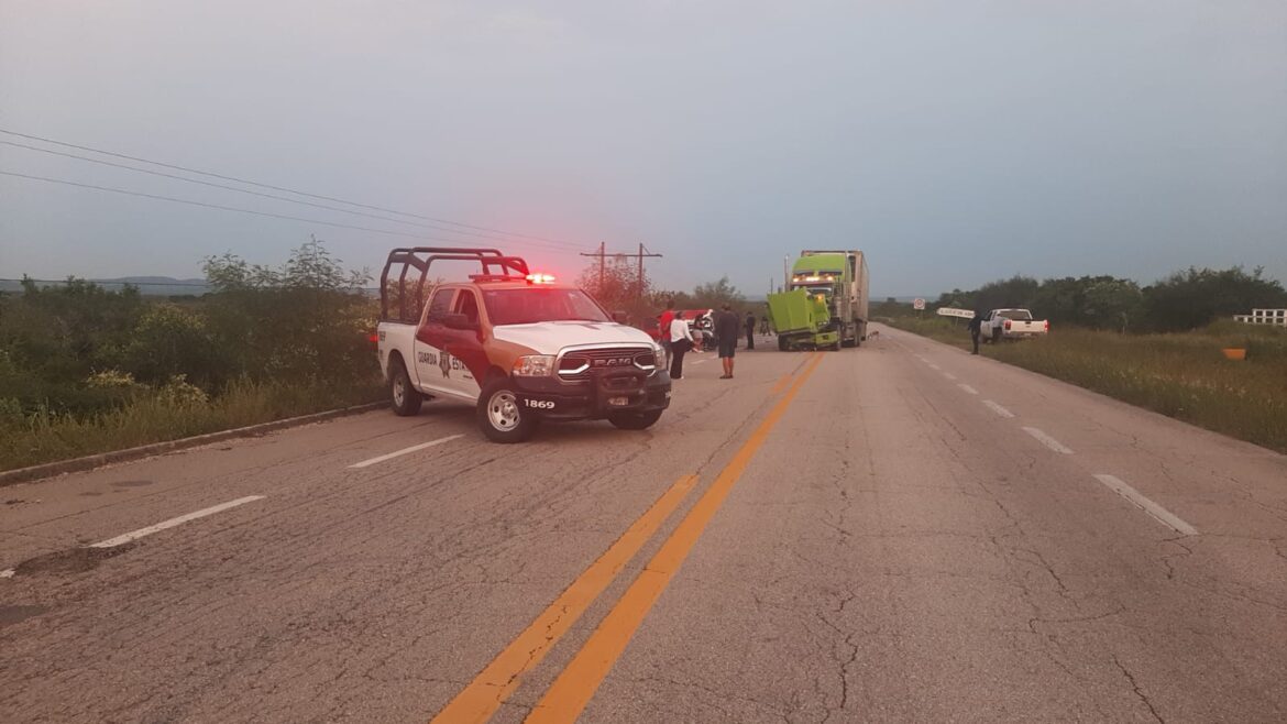 Guardia Estatal atiende choque entre tráiler y camioneta