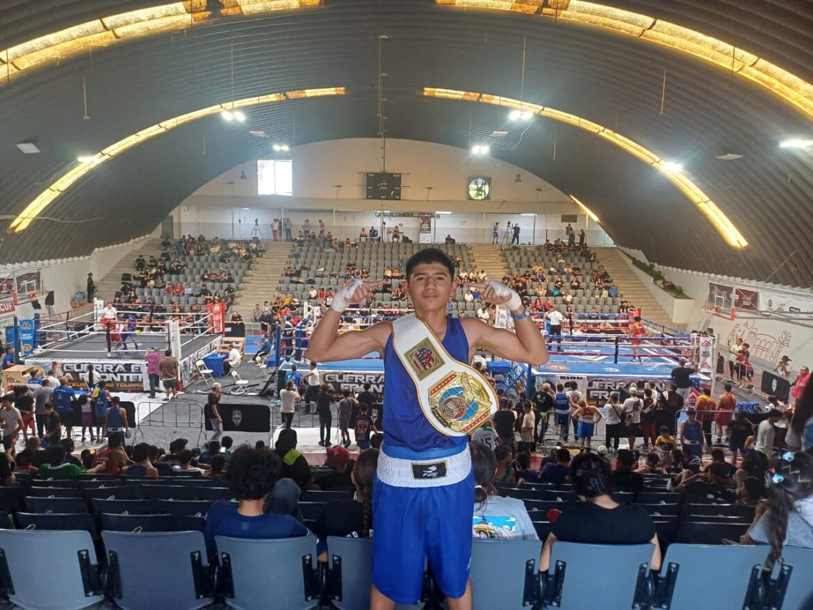 Felicita Carlos Peña Ortiz a los campeones nacionales de boxeo