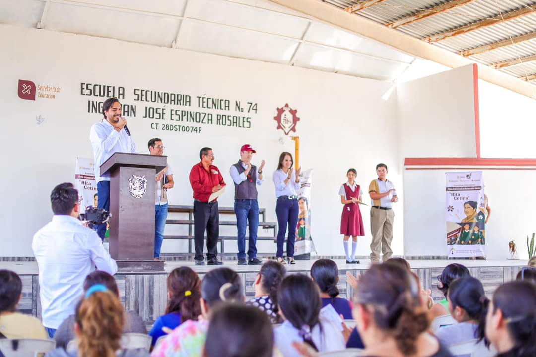 Promueven apoyos educativos : Alcalde Carlos Peña Ortiz, Senador José Ramón Gómez Leal y Diputada Claudia Alejandra Hernández Sáenz