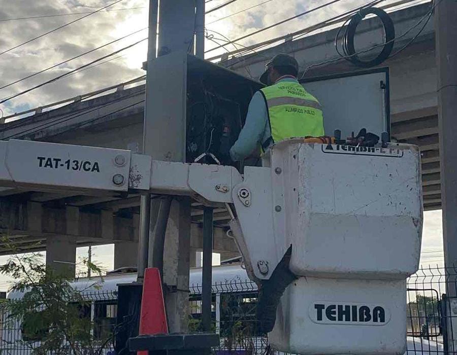 Rehabilitaron cuadrillas municipales red de alumbrado del puente Broncos