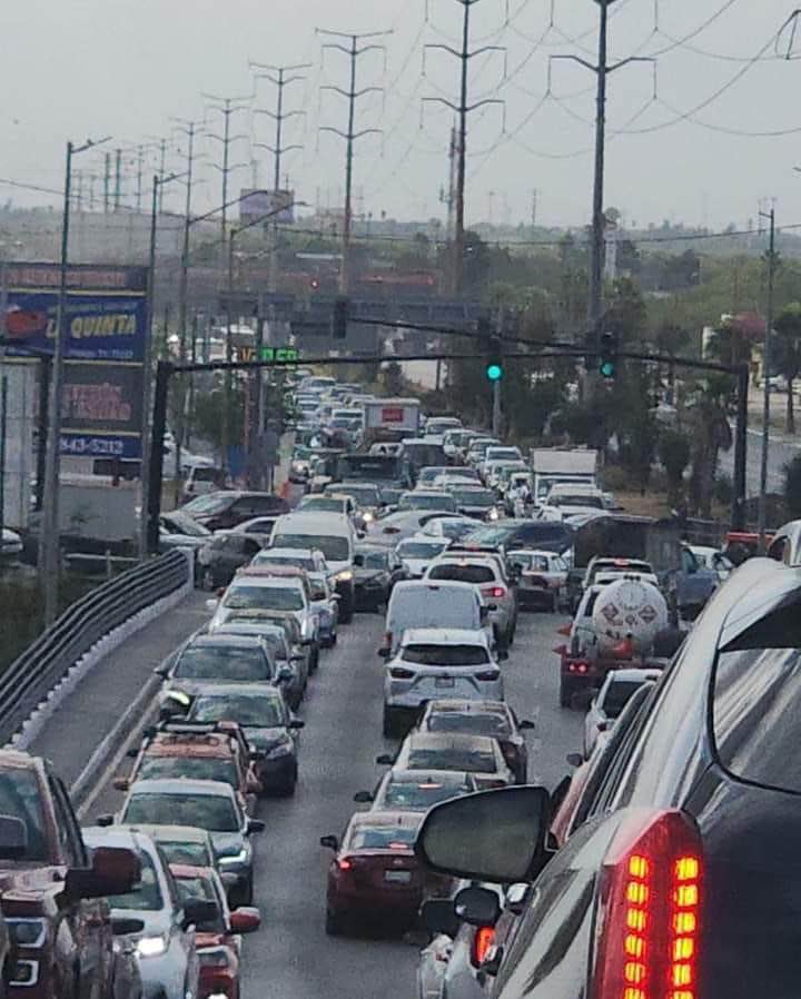 Saturan automovilistas el puente internacional Reynosa-Hidalgo por ‘puente revolucionario’