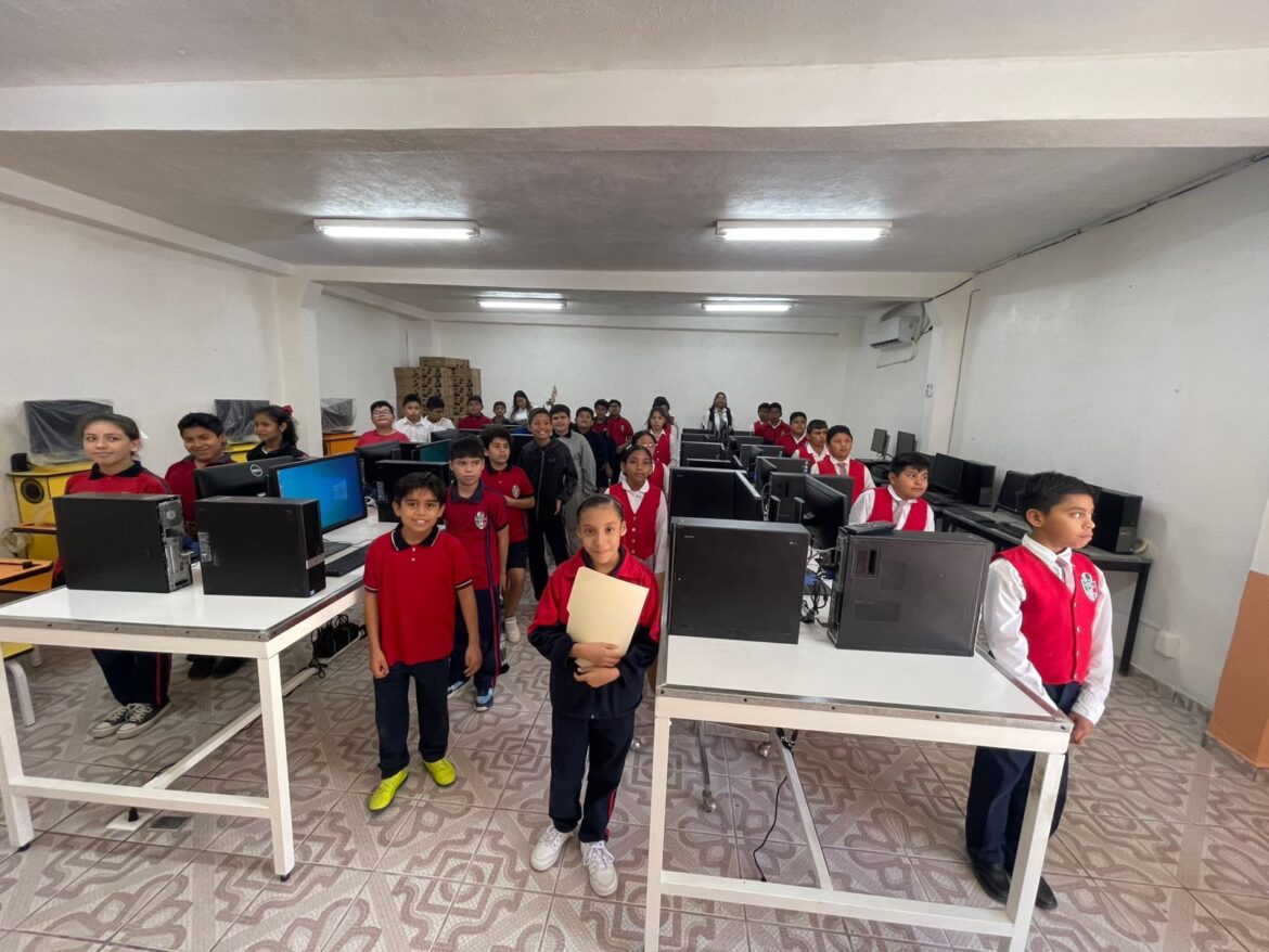 Dona Club Rotario Nuevo Milenio 30 computadora a escuela en Reynosa