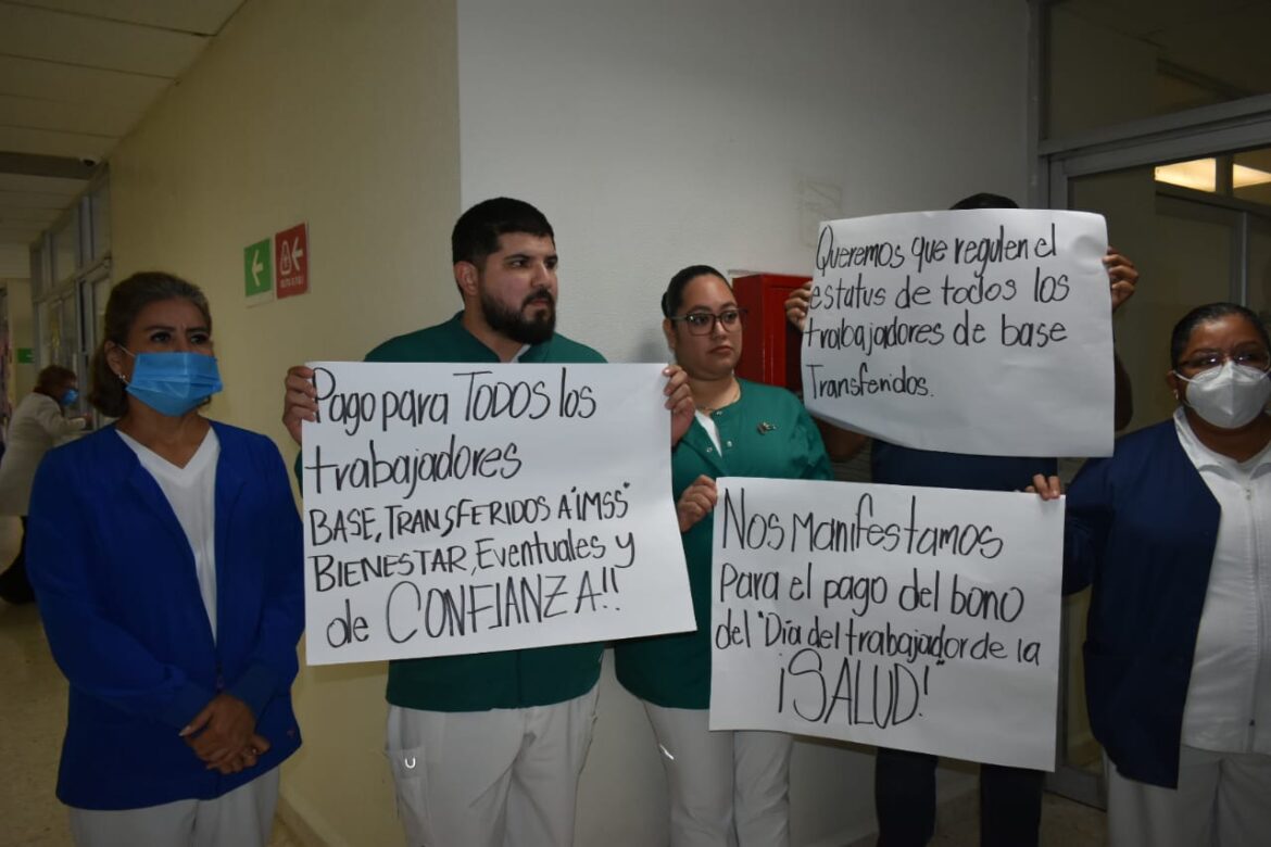 Protestan médicos por pagos rezagados