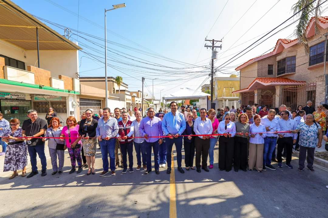 Inauguraron Alcalde y vecinos de la Aztlán, pavimentación por más de 5.7 MDP