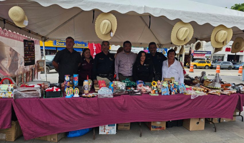 EXPONEN EN PLAZA PRINCIPAL DE ALTAMIRA ARTESANÍAS HECHAS EN CEDES