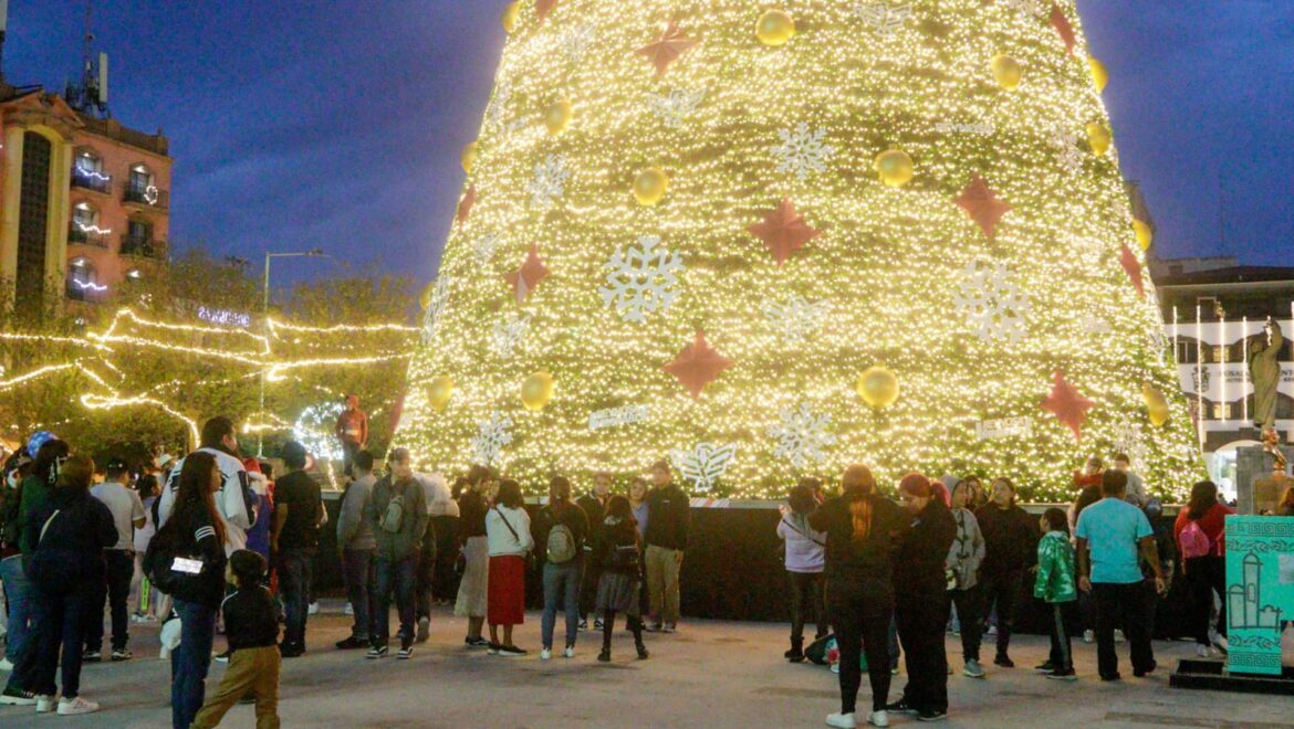 Disfrutan familias ambiente navideño de Reynosa con el Pino Más Alto y Pista de Patinaje