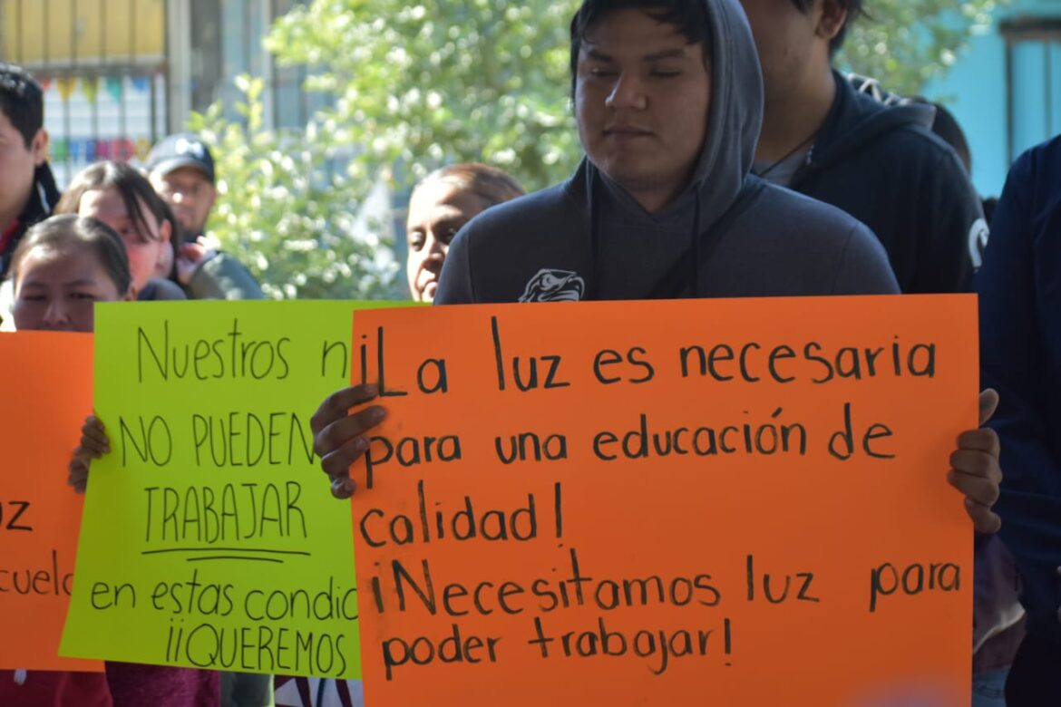 Protestan docentes y padres por falta de luz en escuela primaria