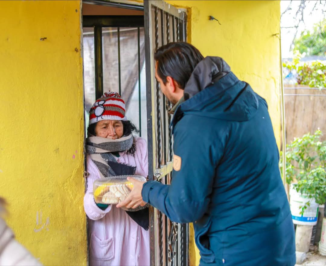 A pesar del frío atenazante reciben familias a Carlos Peña Ortiz