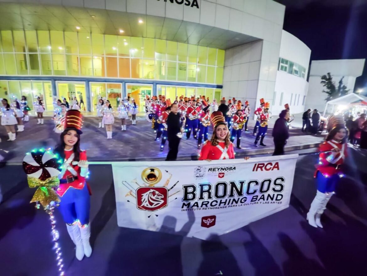 Brilla la Broncos Marching Band en Desfile Navideño 2024