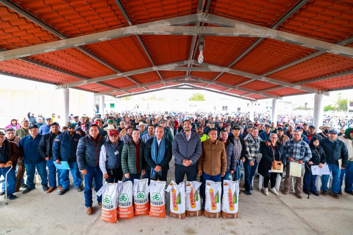 Entregaron Alcalde Carlos Peña Ortiz y Eliseo Camacho Nieto, Subsecretario de Agricultura de Tamaulipas apoyos al campo