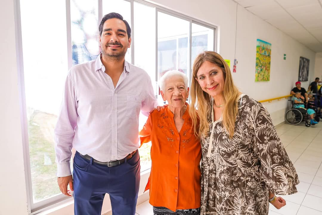 Felices abuelitos celebran Navidad Imparable con Carlos Peña Ortiz