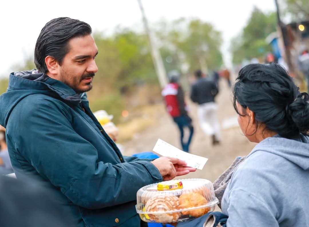 Llevó Carlos Peña Ortiz Becas Municipales, y apoyos para mitigar el frío a familias