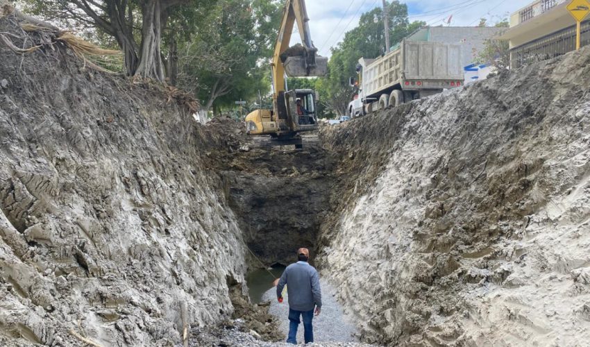 REHABILITA OBRAS PÚBLICAS SISTEMAS DE DRENAJE EN EL MANTE