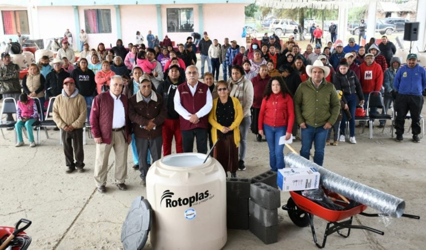 RECIBEN FAMILIAS PAQUETES DE HUERTOS DE TRASPATIO