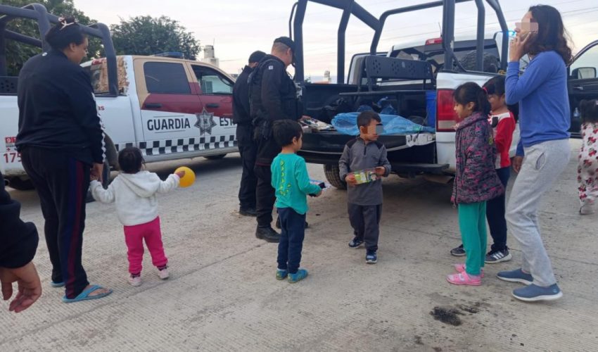 GUARDIA ESTATAL OBSEQUIA JUGUETES Y DULCES A MENORES DE CIUDAD VICTORIA