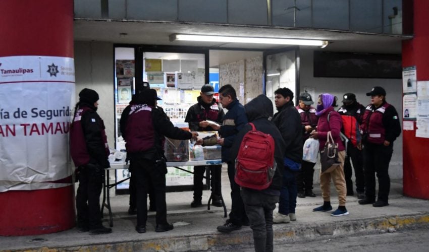 APOYA GUARDIA ESTATAL DE GÉNERO CON ALIMENTOS Y BEBIDAS CALIENTES A VIAJEROS