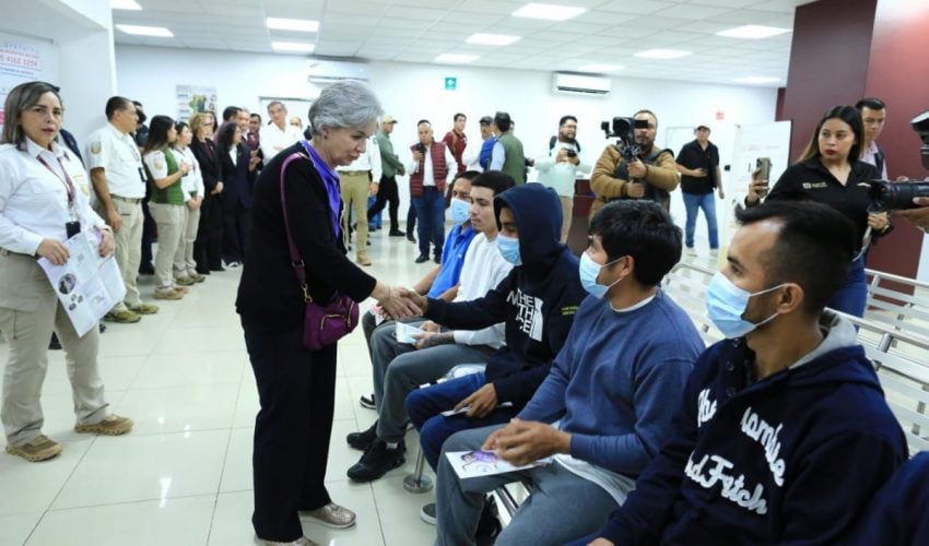 DA BIENVENIDA AMÉRICO A REPATRIADOS Y RECORRE CENTRO DE ATENCIÓN EN REYNOSA