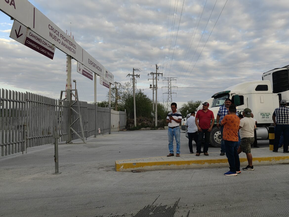 Protestan chóferes por lentas revisiones en el puente Reynosa-Pharr