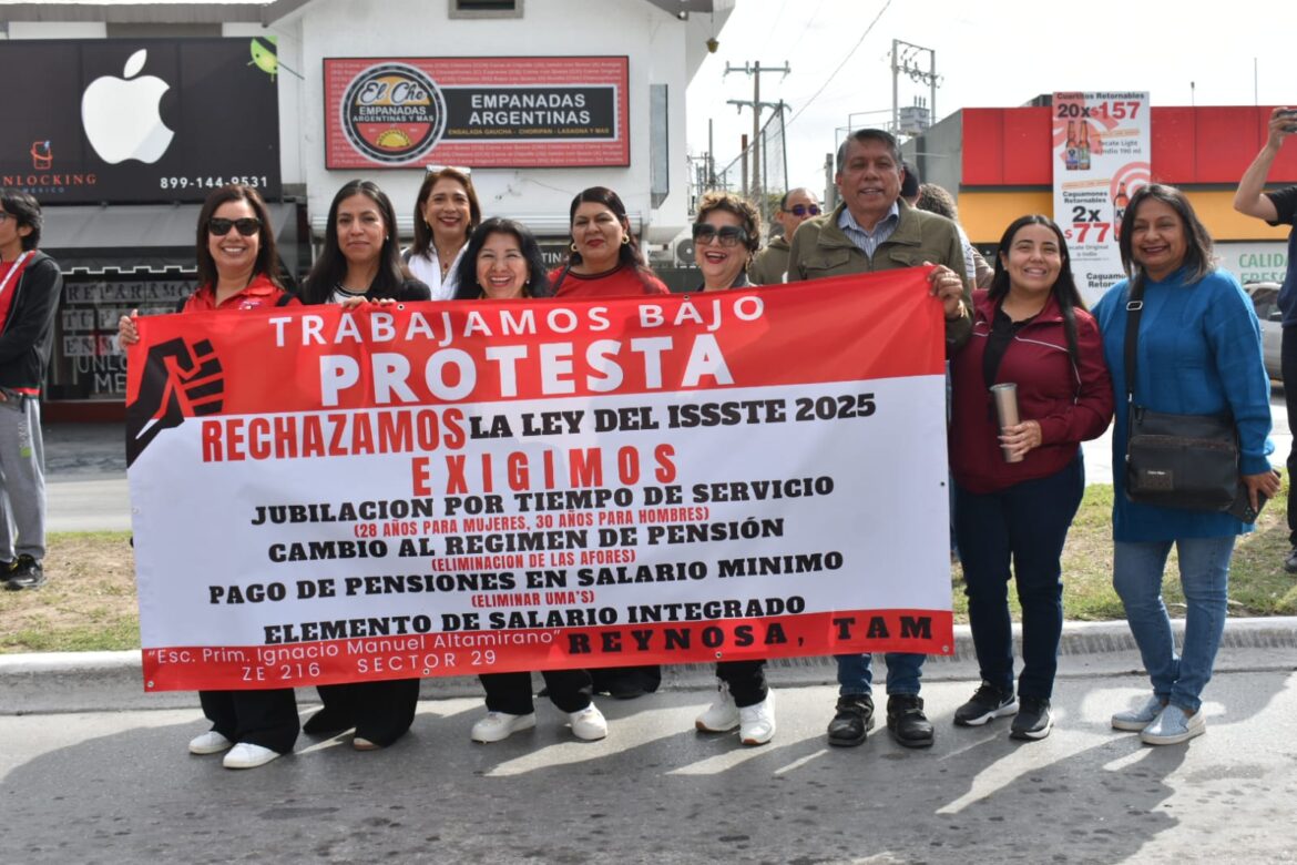 Exigen docentes apoyo del SNTE; protestan ante Ley ISSSTE