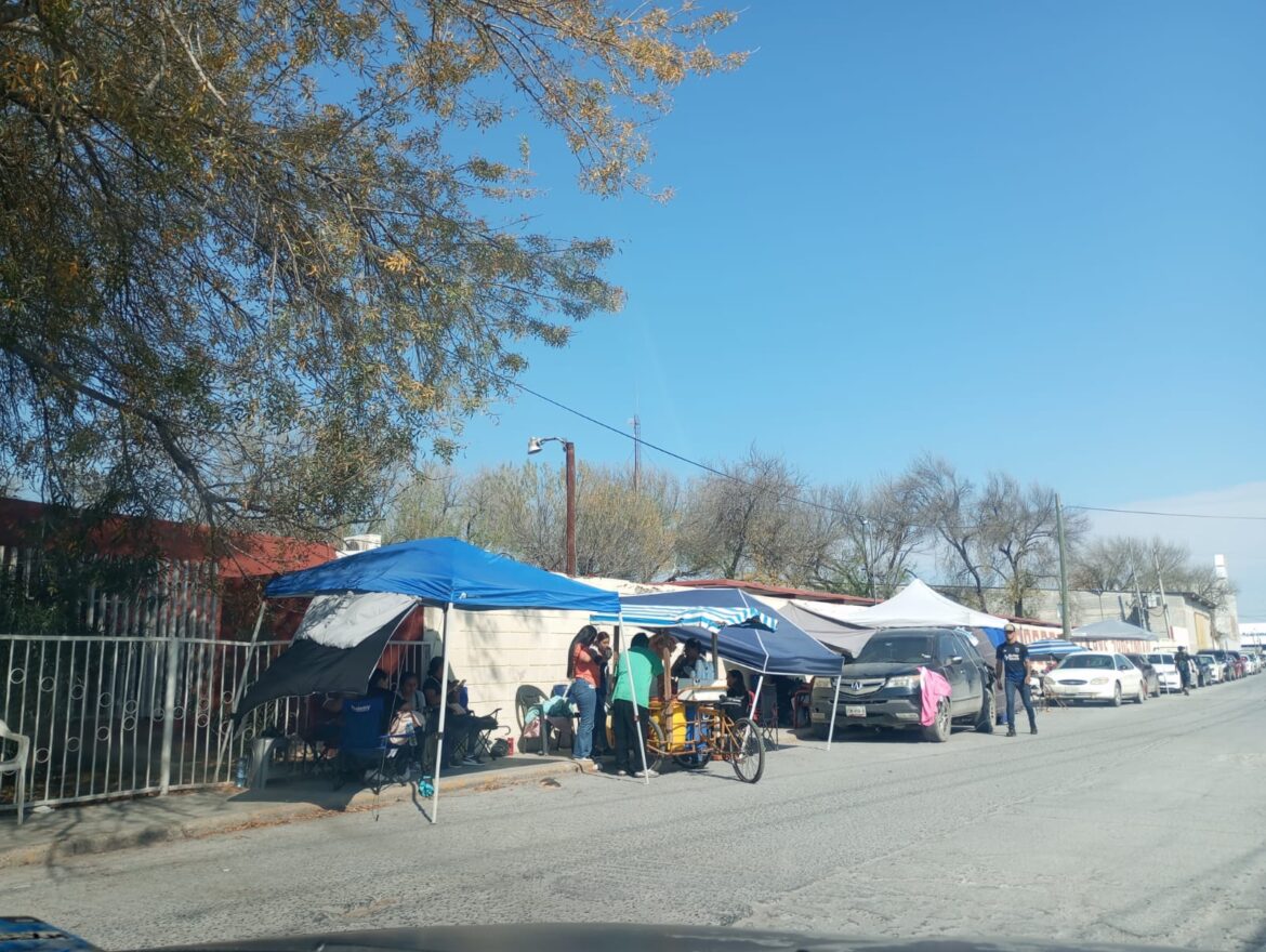 Hacen fila día y noche por cupo para sus hijos en Reynosa