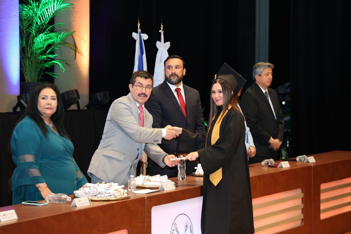 Preside rector graduación de 246 egresados de la UAT en Tampico