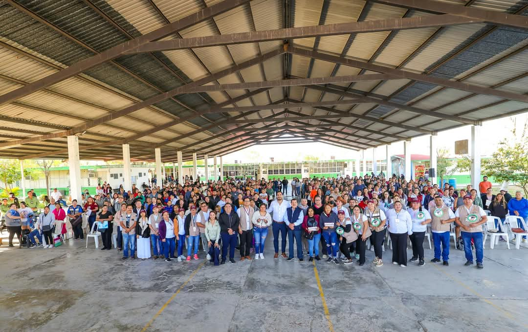 Apoya Carlos Peña Ortiz entrega de Becas Rita Cetina en secundarias de Reynosa