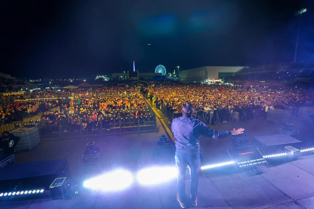 Presentó Carlos Peña Ortiz al grupo Bronco ante más de 15 Mil espectadores