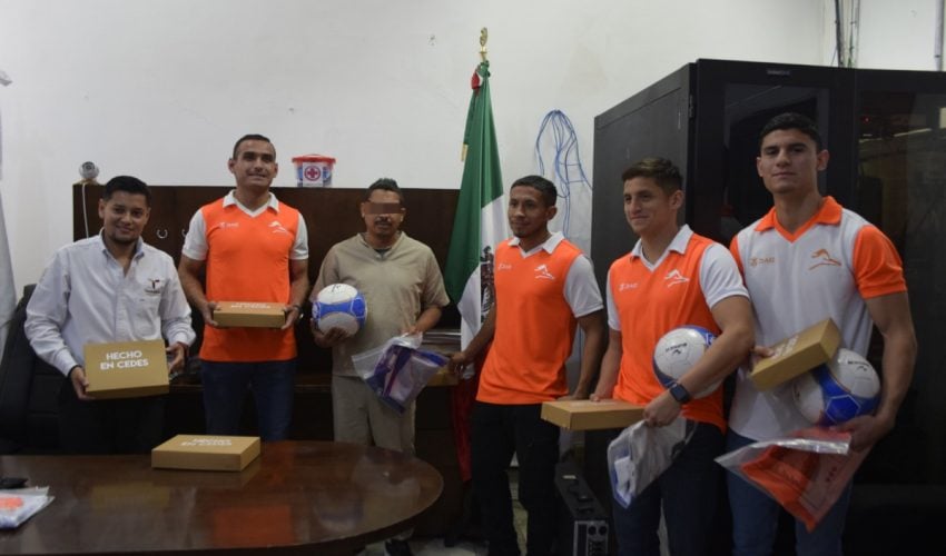 JUGADORES DEL EQUIPO CORRECAMINOS DONAN PLAYERAS Y BALONES A EQUIPOS DE CEDES VICTORIA